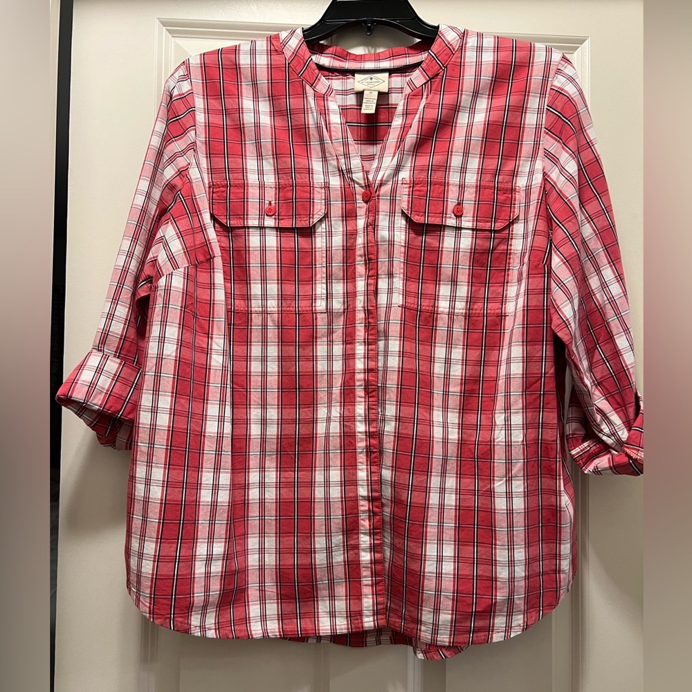 St John’s Bay Women’s Plus plaid button up long sleeve shirt. Size 1X